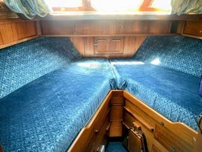 Sancerre 33 Sedan Recent engine - Forward Cabin