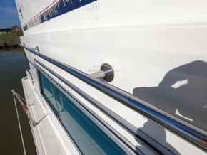 Fairline 32 Sedan  - Side Deck
