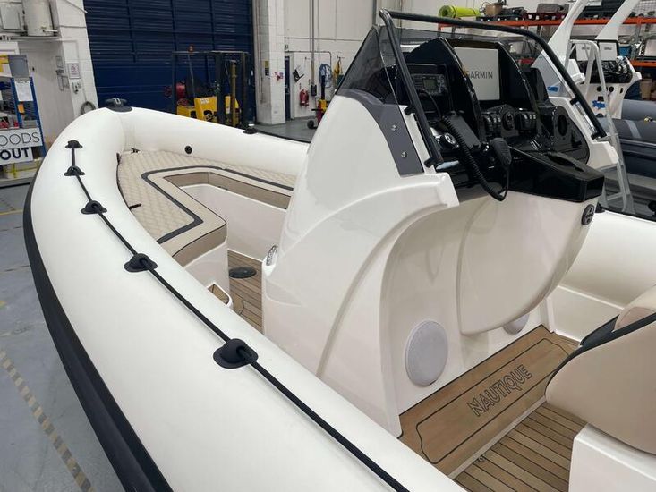 New 2025 Cobra 7.7m
