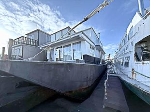 Spacious Family Floating Home