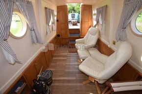 Saloon forward