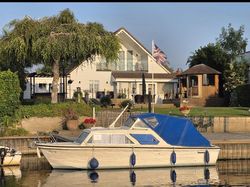 24ft Classic river cabin cruiser