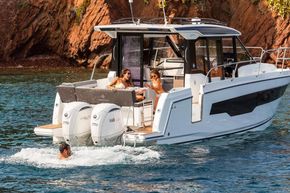 Jeanneau Merry Fisher 895 - transom with twin engines and swim platforms