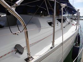 Jeanneau Sun Odyssey 40 Masthead Sloop - Side Deck