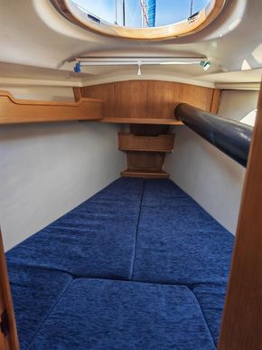 Forepeak v-berth
