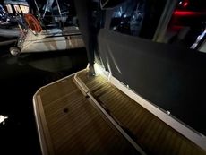 2018 Sealine C330