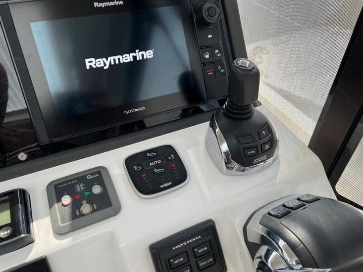2018 Sealine C330