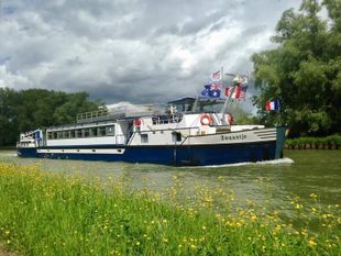 Successful Dutch charter barge   complete business