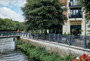 great location with central kingston on your doorstep, cafes, shops, Riverside walks 