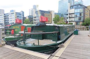 Lovely 55ft widebeam on residential mooring in canary wharf