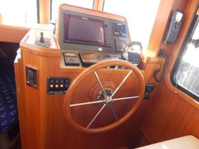Helmsman Trawlers 31 Sedan  - Helm