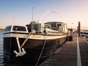Floating Home &ndash; 3 Bedroom Liveaboard Houseboat - Humber Keel Barge