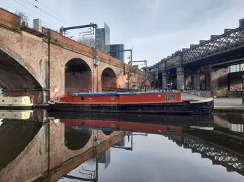 Barge with permanent mooring 