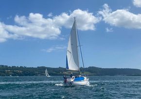 Easy solo sailing 