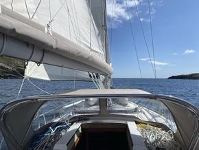 Sprayhood, lazy jacks and lines led aft