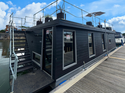 High-spec steel-hulled houseboat