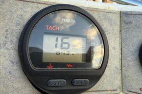 Yamaha tachometer on Cap-Ferret 500 S Cabin, displaying 1600 RPM.