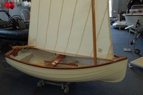 Classic-sailing-Dinghy-side