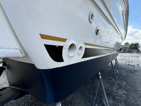 Sea Ray 410 Sundancer  - Hull Close Up
