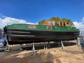 Sea Otter Dutch Barge 15m with London mooring available... - Underwater Profile
