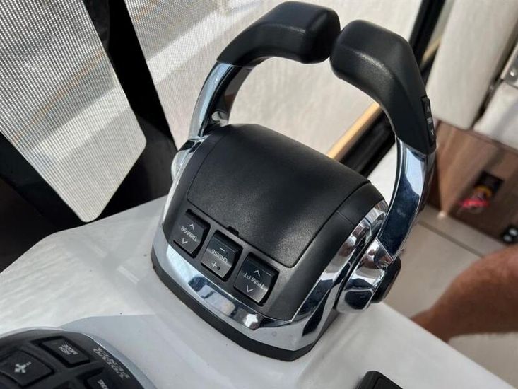 2018 Sealine C330