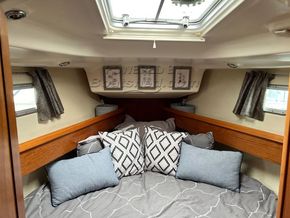 Jeanneau 43 DS Deck Saloon - Forward Cabin