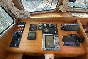 Control panel of a 1994 Linssen 360 AC boat with navigation instruments.