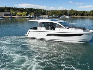 2023 Sealine C335
