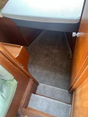 Front cabin (new mattress and carpets)