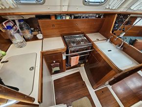 Beneteau Oceanis 321  - Galley