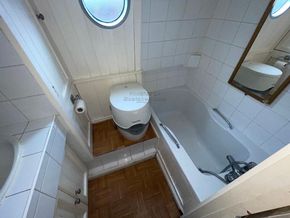 Narrowboat 59ft Mid Engine Trad Tug  - Heads