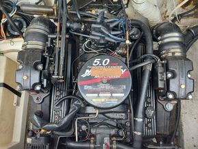 Rinker 232 Captiva Cuddy  - Engine