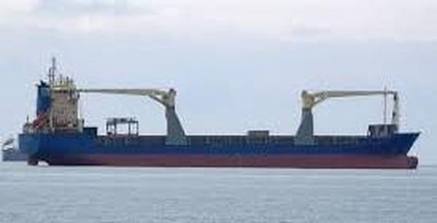 425' Geared Cargo Ship