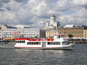 Sightseeing- restaurant ship