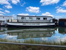 Spacious Floating Home on Residential Mooring