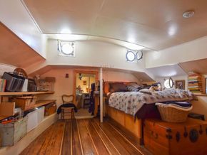 Dutch Barge 27m with London mooring  - Master Suite