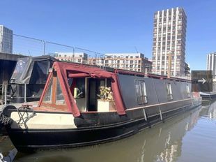 Narrowboat with London Mooring