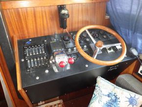 Coronet 32 Deepsea Motor Boat - Helm