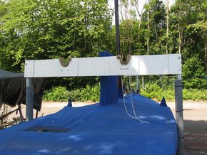 Rear mast support