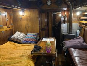 Saloon with double bunk rigged