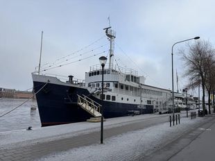 STATIC FLOATING HOTEL