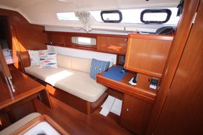 2010 Beneteau Oceanis 34 25