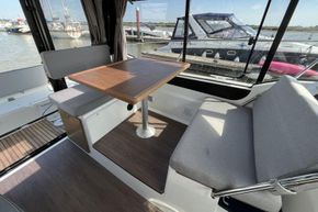 Merry Fisher 895-galley-seating