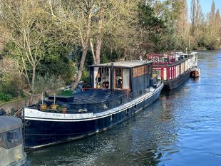 Houseboat rental