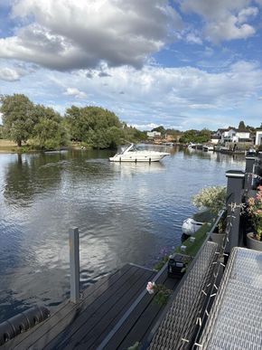 Staines-Upon-Thamesp