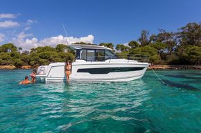 Jeanneau Merry Fisher 895 - easy access to the water from the wide boarding door