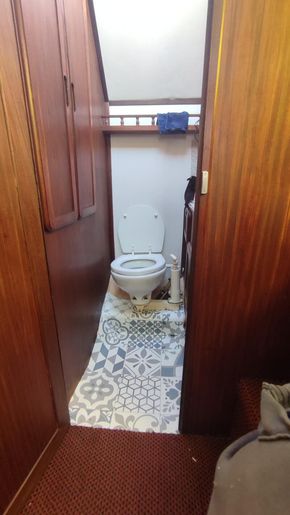 Front cabin toilet and sink