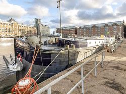 Spacious houseboat without mooring