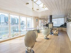Exclusive SPA and restaurant / houseboat Petter Gedda.