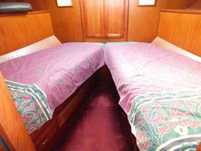 Monk-McQueen 74' Motoryacht  - Forward Cabin
